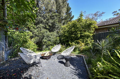UMINA BEACH KOKOMO- Walk To The Beach, FAMILY And PET FRIENDLY Set Of 3 Vintage Original Holiday Flats & Vintage Caravan And Bat - Local Tourism 3