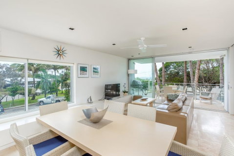 Unit 105 Plantation - Rainbow Beach, Plantation Resort, Second Floor, Aircon, Pool, Spa - Accommodation Australia 2