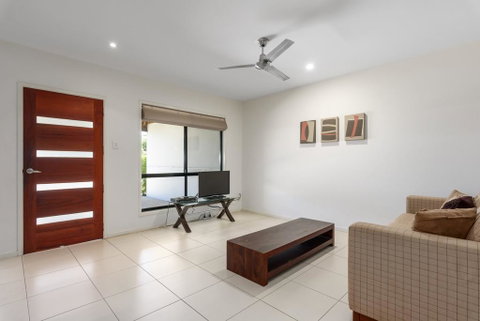 Unit 2 Rainbow Surf - Modern, Double Storey Townhouse With Large Shared Pool, Close To Beach And Shops - Accommodation Australia 2