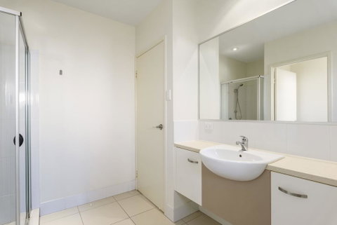 Unit 2 Rainbow Surf - Modern, Double Storey Townhouse With Large Shared Pool, Close To Beach And Shops - Accommodation Australia 3