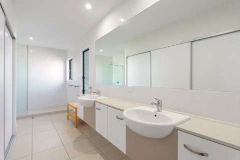 Unit 3 Rainbow Surf - Modern, Double Storey Townhouse With Large Shared Pool, Close To Beach And Shop - Accommodation Australia 1