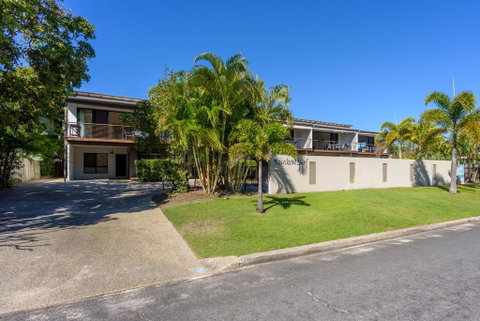 Unit 4 Rainbow Surf - Modern, Double Storey Townhouse With Large Shared Pool, Close To Beach And Shop - Accommodation Australia 1
