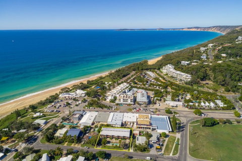 Unit 5 Rainbow Surf - Modern, Double Storey Townhouse With Large Shared Pool, Close To Beach And Shop - Accommodation Australia 1