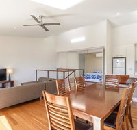Unit 5 Rainbow Surf - Modern double storey townhouse with large shared pool close to beach and shop - Accommodation Australia