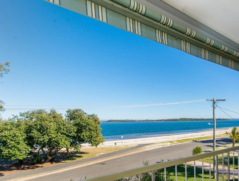 VIEWS VIEWS VIEWS! Front Top Floor Waterfront Unit - Chnook Apartments South Esp, Bongaree - Local Tourism 0