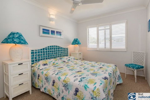 VIEWS VIEWS VIEWS! Front Top Floor Waterfront Unit - Chnook Apartments South Esp, Bongaree - Local Tourism 2