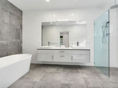 Villa Tiino - Clifton Beach - Accommodation Australia 2
