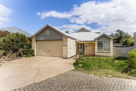 WALKIN ON SUNSHINE - STROLL TO BEACH BREAK - Accommodation Australia 0