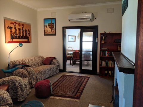 Walnut Cottage - 2 Bedroom Pet Friendly Country Cottage - Accommodation Australia 3