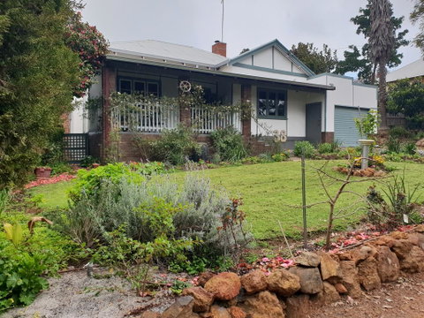Walnut Cottage - 2 Bedroom Pet Friendly Country Cottage - Accommodation Australia 0