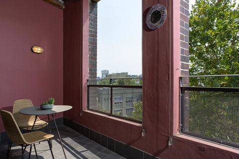Warehouse Apartment With Balcony In Trendy Area - Local Tourism 3