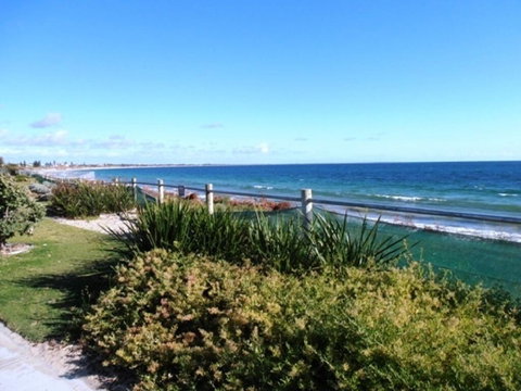 Warnbro Beach Family Accommodation - Australia Shopping 3