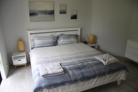 Warnbro Beach Family Accommodation - Australia Shopping 0