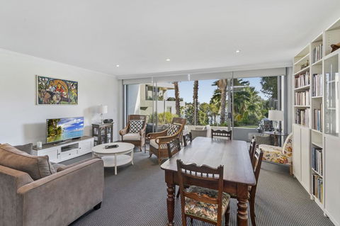Waterfront Resort Living With Space For The Family - Accommodation Australia 0