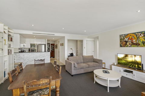 Waterfront Resort Living With Space For The Family - Accommodation Australia 3