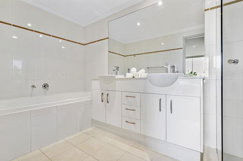 Waterfront Resort Living With Space For The Family - Accommodation Australia 2