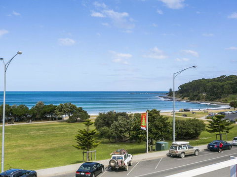 WATERFRONT THREE- In The Heart Of Lorne - Accommodation Australia 2