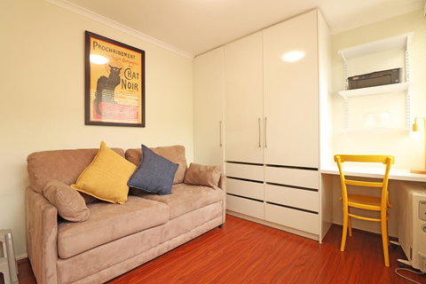 Colour Pop Fitzroy - 3 Bedroom Pet Friendly - Accommodation Australia 16