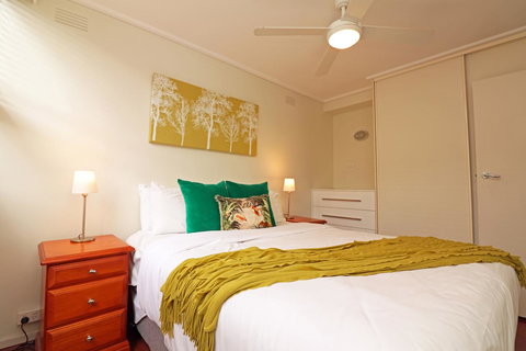 Colour Pop Fitzroy - 3 Bedroom Pet Friendly - Accommodation Australia 14