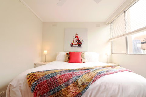 Colour Pop Fitzroy - 3 Bedroom Pet Friendly - Accommodation Australia 10
