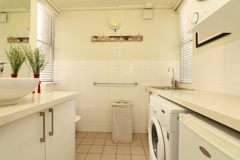 Colour Pop Fitzroy - 3 Bedroom Pet Friendly - Accommodation Australia 18