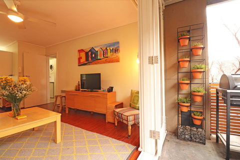 Colour Pop Fitzroy - 3 Bedroom Pet Friendly - Accommodation Australia 9
