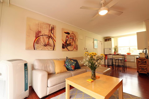 Colour Pop Fitzroy - 3 Bedroom Pet Friendly - Accommodation Australia 4