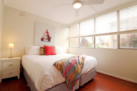 Colour Pop Fitzroy - 3 Bedroom Pet Friendly - Accommodation Australia 11