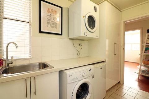 Colour Pop Fitzroy - 3 Bedroom Pet Friendly - Accommodation Australia 19
