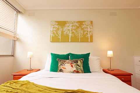 Colour Pop Fitzroy - 3 Bedroom Pet Friendly - Accommodation Australia 15