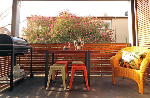 Colour Pop Fitzroy - 3 Bedroom Pet Friendly - Accommodation Australia 8