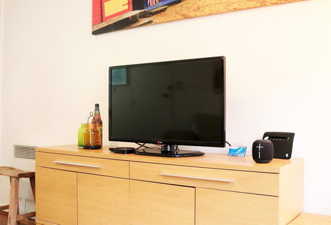 Colour Pop Fitzroy - 3 Bedroom Pet Friendly - Accommodation Australia 26