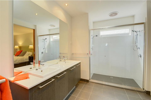 Newington Lakehouse - Local Tourism 10