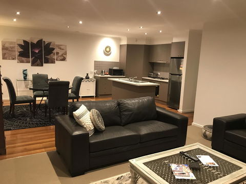 Black Lotus Townhouse - Accommodation Australia 3