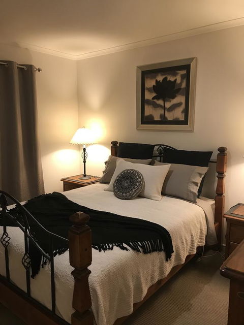 Black Lotus Townhouse - Accommodation Australia 4