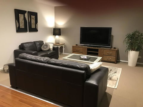 Black Lotus Townhouse - Accommodation Australia 7