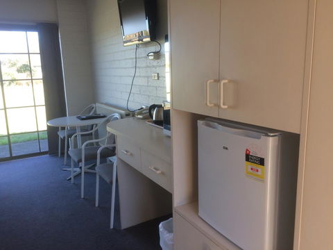 Ambassador Motor Inn - Accommodation Australia 8