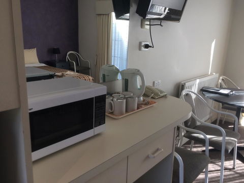 Ambassador Motor Inn - Accommodation Australia 3