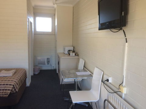 Ambassador Motor Inn - Accommodation Australia 12