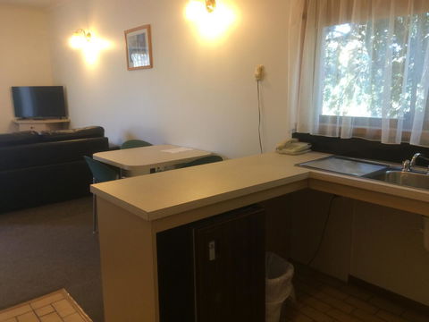 Ambassador Motor Inn - Accommodation Australia 6