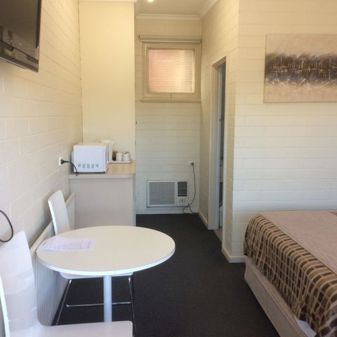 Ambassador Motor Inn - Accommodation Australia 21