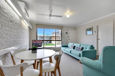 Hybiscus Waterfront Apartments - Accommodation Australia 17