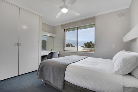 Hybiscus Waterfront Apartments - Accommodation Australia 14