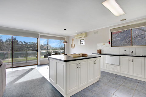 Hybiscus Waterfront Apartments - Accommodation Australia 7