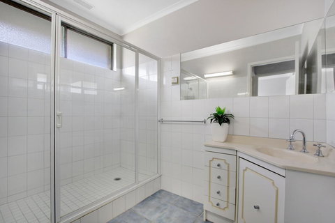 Hybiscus Waterfront Apartments - Accommodation Australia 10