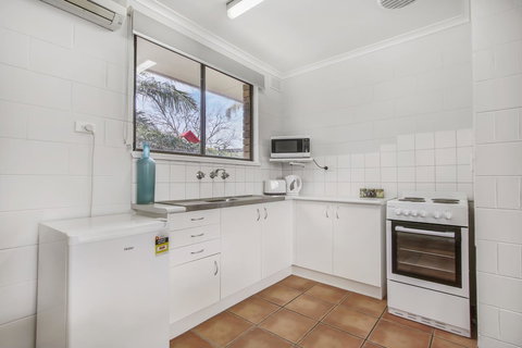 Hybiscus Waterfront Apartments - Accommodation Australia 24