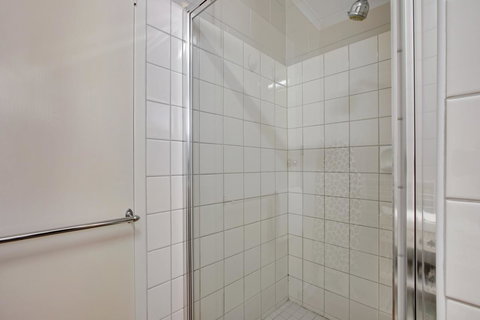 Hybiscus Waterfront Apartments - Accommodation Australia 19