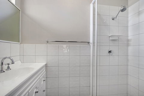 Hybiscus Waterfront Apartments - Accommodation Australia 12