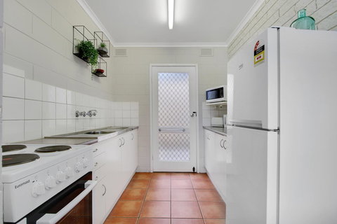 Hybiscus Waterfront Apartments - Accommodation Australia 16