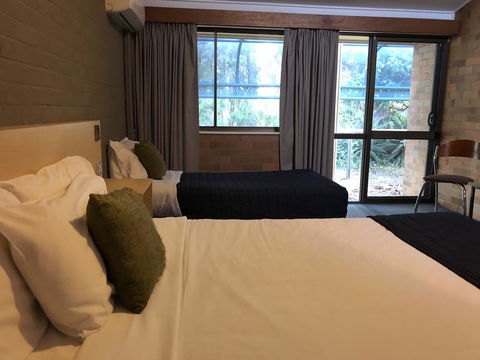 Bribie Island Hotel - Accommodation Australia 19